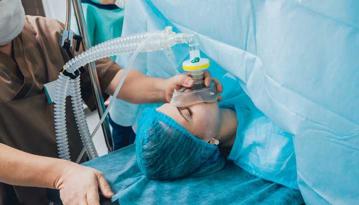 Anesthesia of a patient during an orthopedic surgery operation in Paris